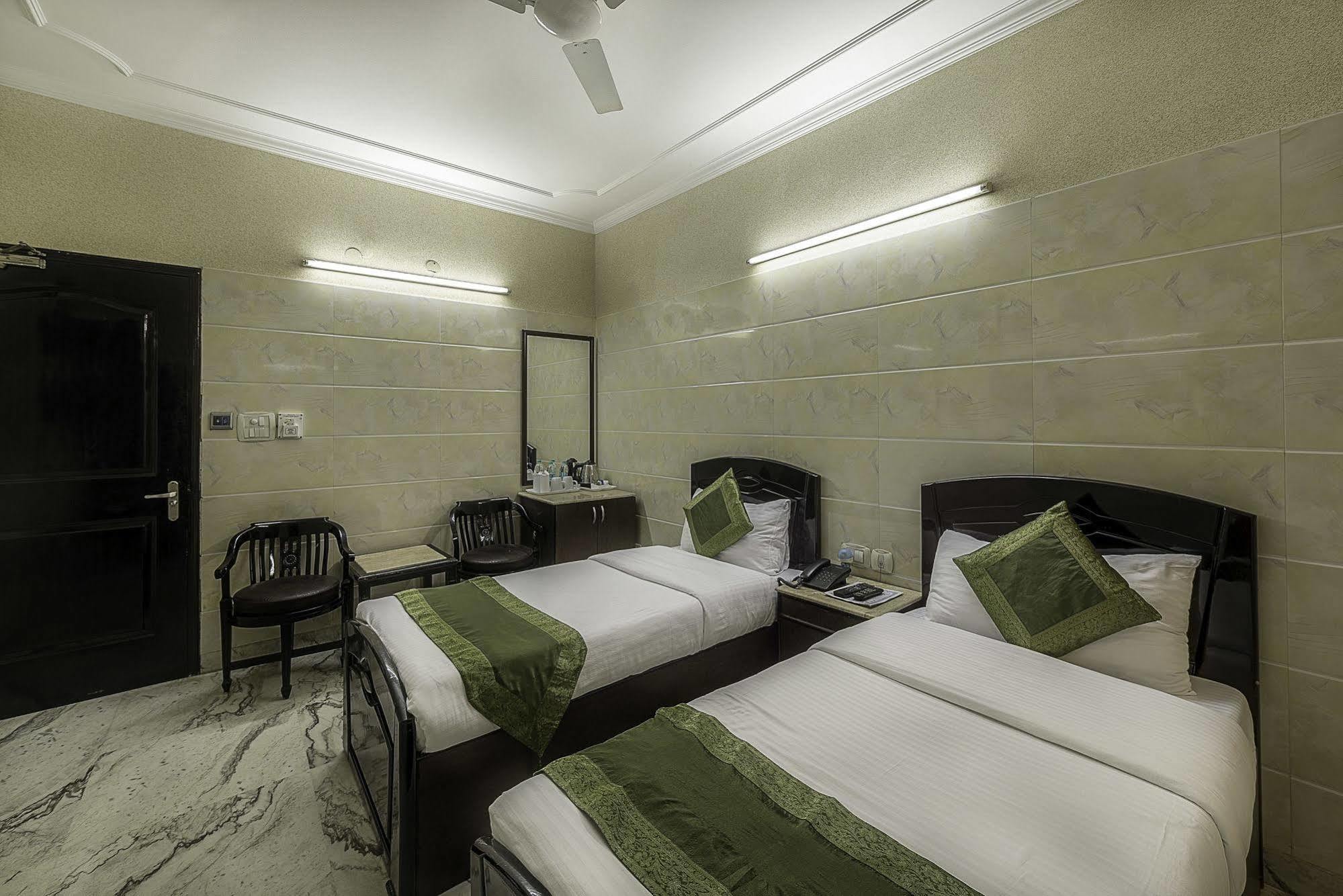 Treebo Trend Singh Sons Karol Bagh Hotel นิวเดลี ภายนอก รูปภาพ