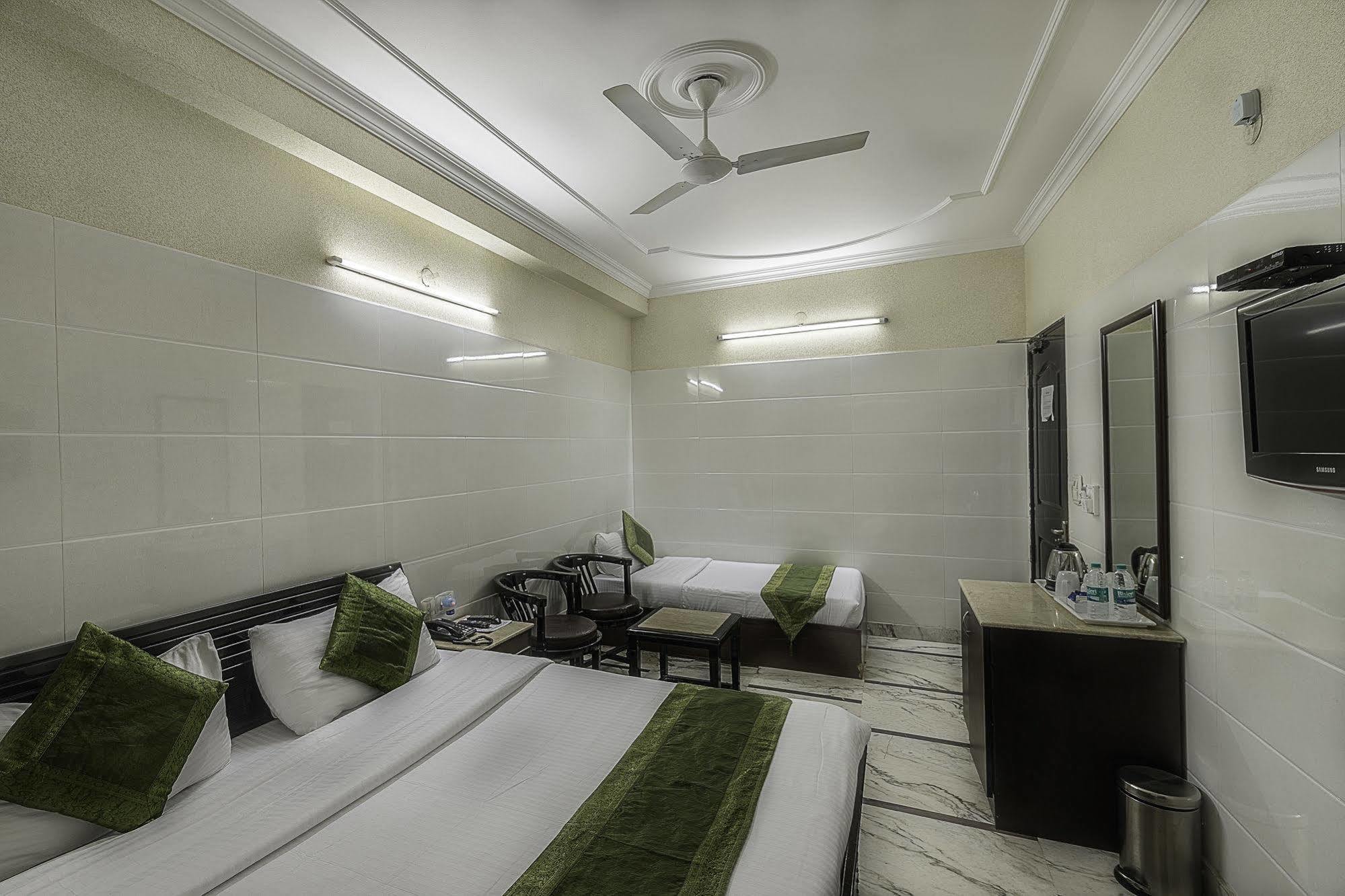 Treebo Trend Singh Sons Karol Bagh Hotel นิวเดลี ภายนอก รูปภาพ