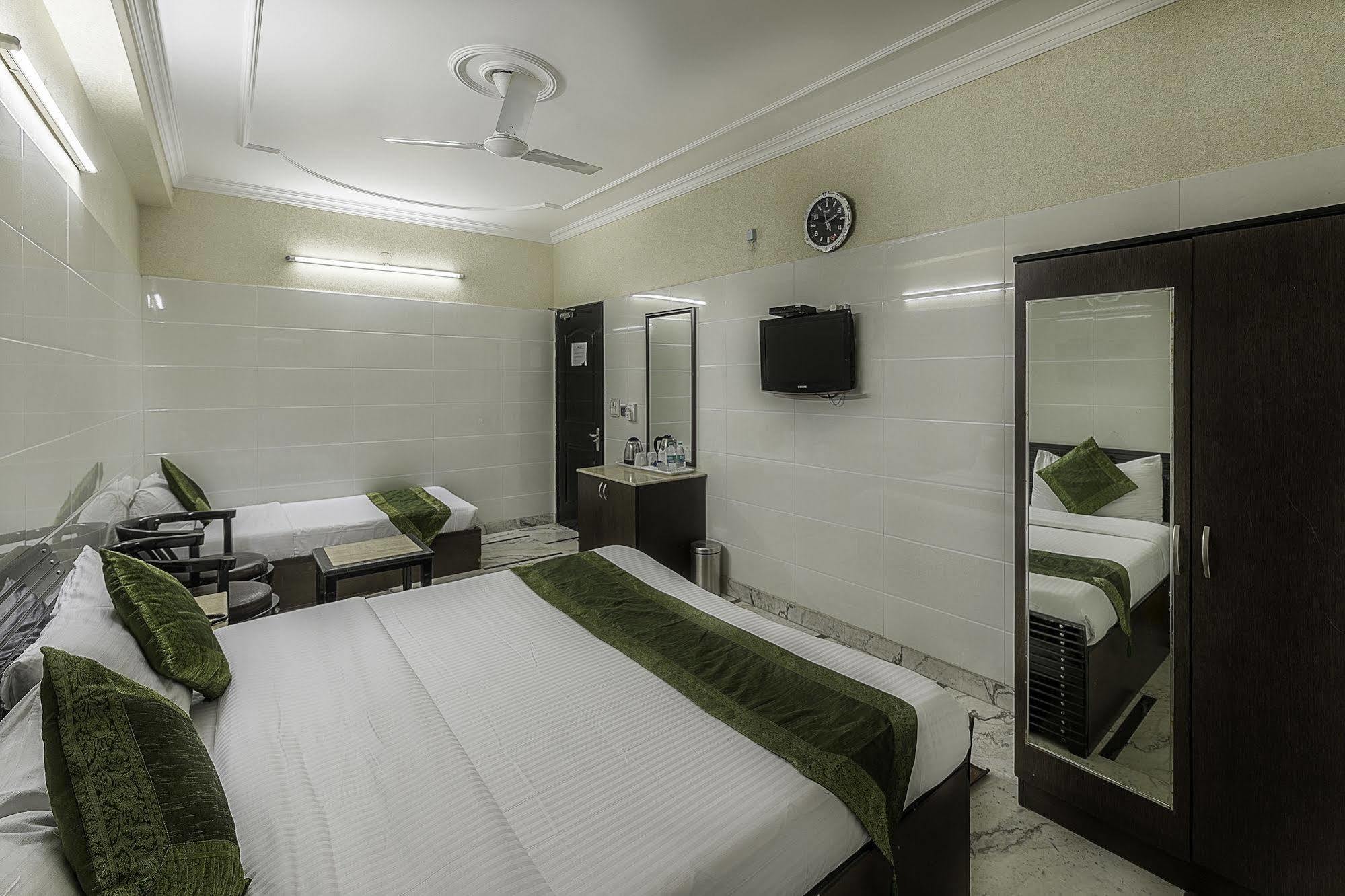 Treebo Trend Singh Sons Karol Bagh Hotel นิวเดลี ภายนอก รูปภาพ